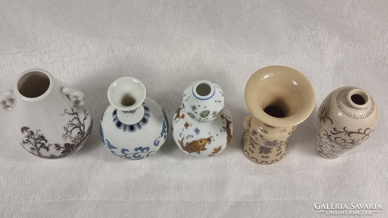 5 db 1980-ban készült Japán porcelán miniváza gyűjtemény.