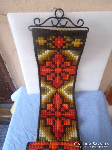 Cselédhívó textil falidísz kovácsolt vas szerelékkel fent és lent, 110x21 cm