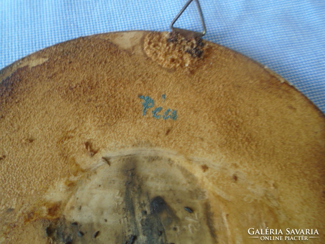 Antik   Zsolnay jelegű ?csodálatosan kidolgozott falidísz Pécs jelzéssel 15, 2 cm átmérőjű