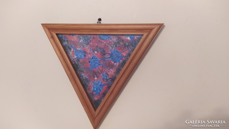 Háromszög alakú szignózott absztrakt festmény