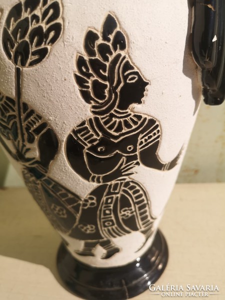 Modern váza / indián figurák.