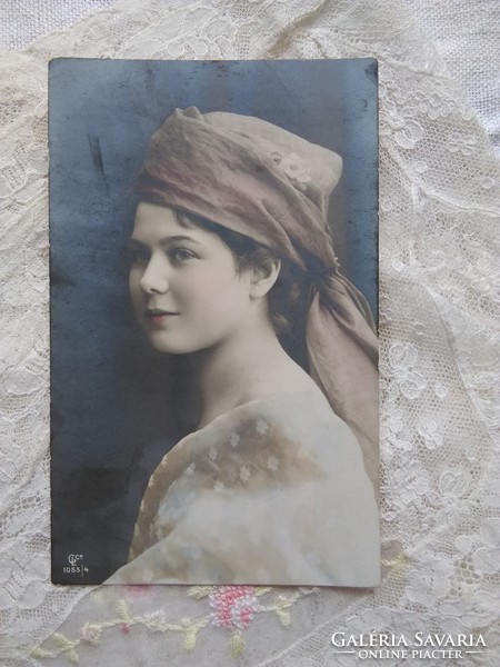 Antik színezett fotólap/képeslap hölgy fejkendőben 1910