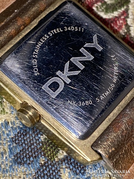 DKNY  aranyozott fém használt óra kissé kopott szíjjal