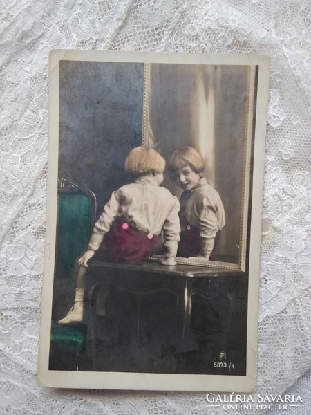 Antik színezett képeslap/üdvözlőlap/fotólap, kisfiú a tükörben, 1920 körüli