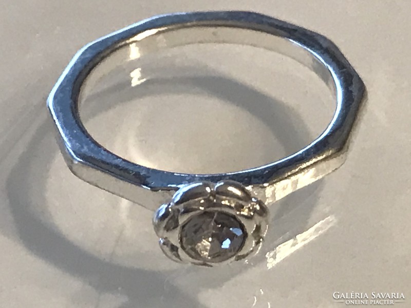 Ródiumozott gyűrű csillogó kristállyal a rózsaforma közepèn,  7-es méret
