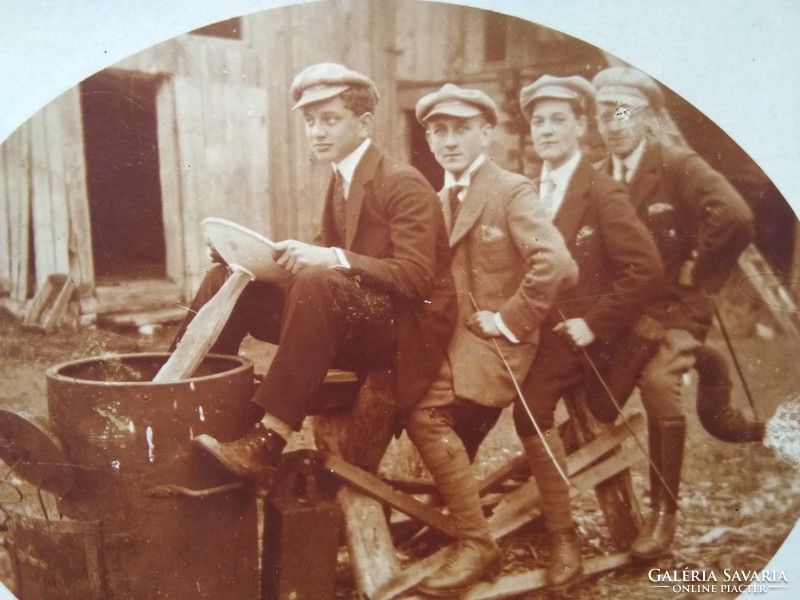 Antik humoros szépia fotólap/életkép, fiatal férfiak csoportja 1900 körüli