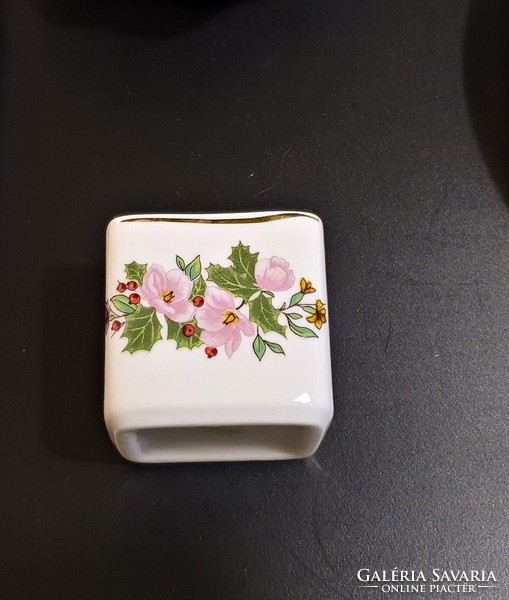 Régi, rózsaszín virágokkal díszített, kicsi Hollóházi  porcelán, cigaretta tartó, cigaretta kináló.