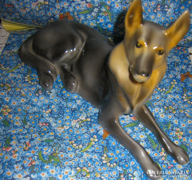 Porcelain figurine of a dog from Hóllóháza