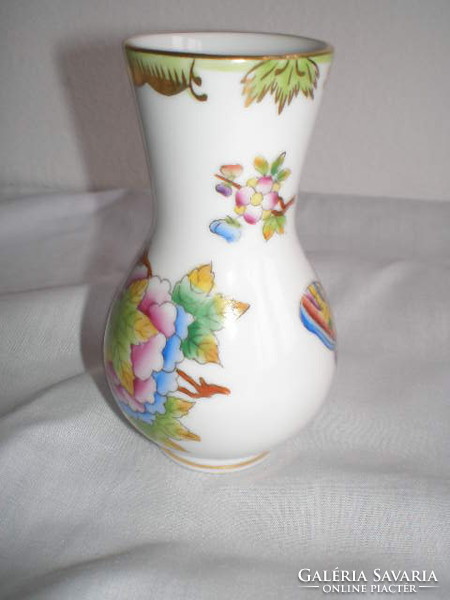 Herend Victorian patterned vase with butterfly motifs. Height: 9 cm, width 5 cm. Indicated