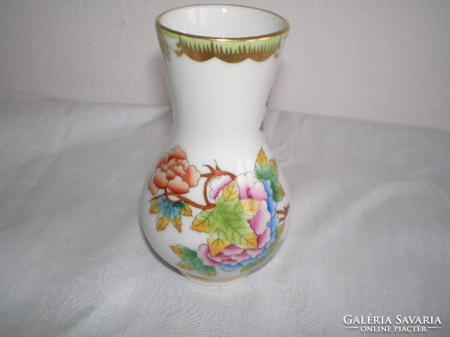 Herend Victorian patterned vase with butterfly motifs. Height: 9 cm, width 5 cm. Indicated