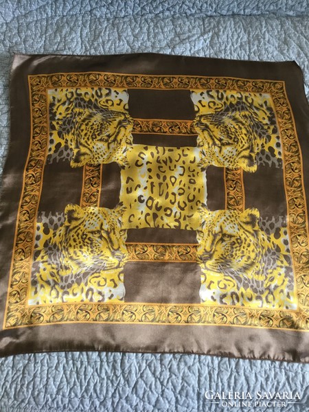 Elegant Italian scarf with a classic panther pattern