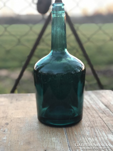 Dunarea kék konyakos üveg címkézett