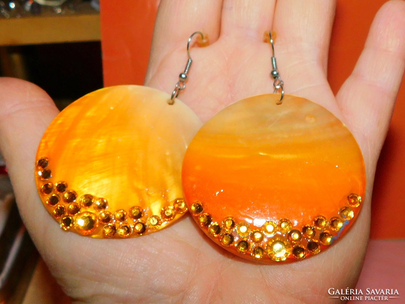 Gold-gloss pearl shell earrings adorned with crystals 6.5 Cm