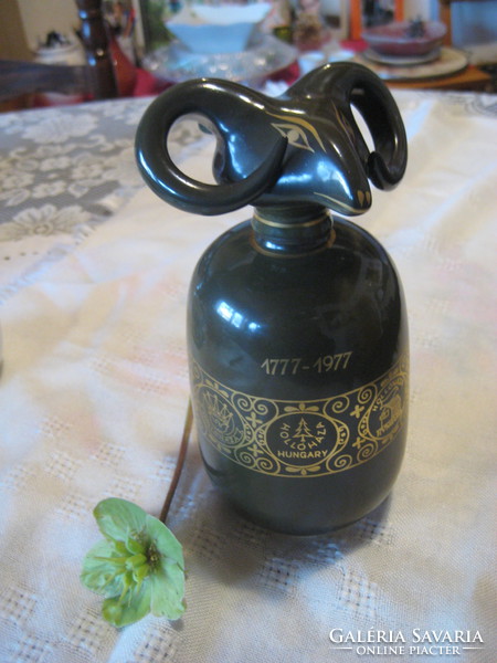 Hollóházi kosfejes , italos palack  , rajta a régi   Hollóházi  jelképekkel   20 cm