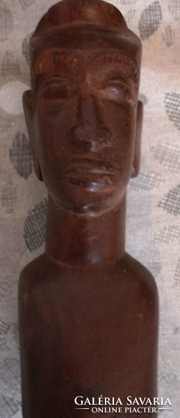 Faragott afrikai férfi szobor fej