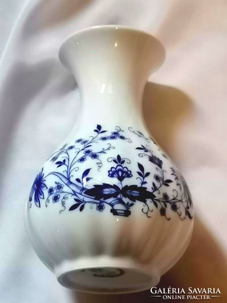 Retro onion patterned hollow vase, giftable