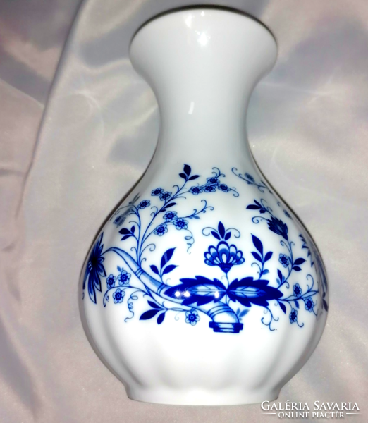 Retro onion patterned hollow vase, giftable