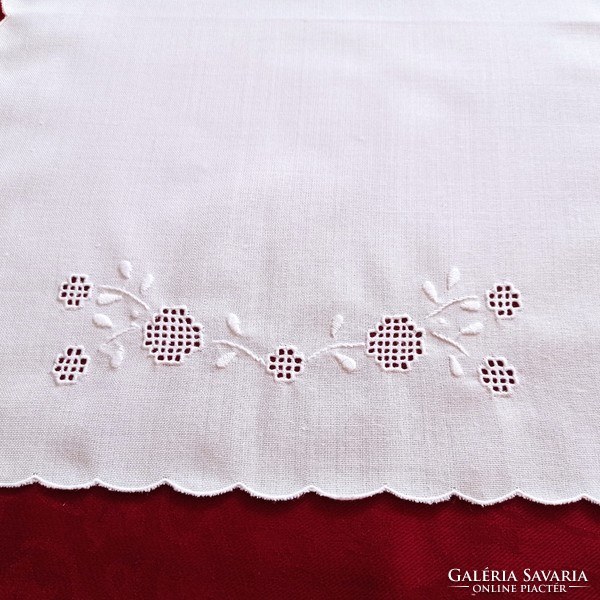 2 trays, embroidered tablecloth,