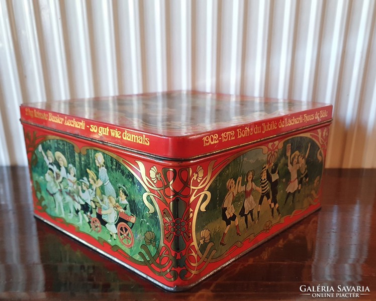 Retro läckerlihuus tin box, metal box, clean, in excellent condition