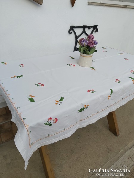 Gyönyörű gombás makkos hímzett virágos terítő asztalterítő nosztalgia Gyűjtői darab Falusi abrosz