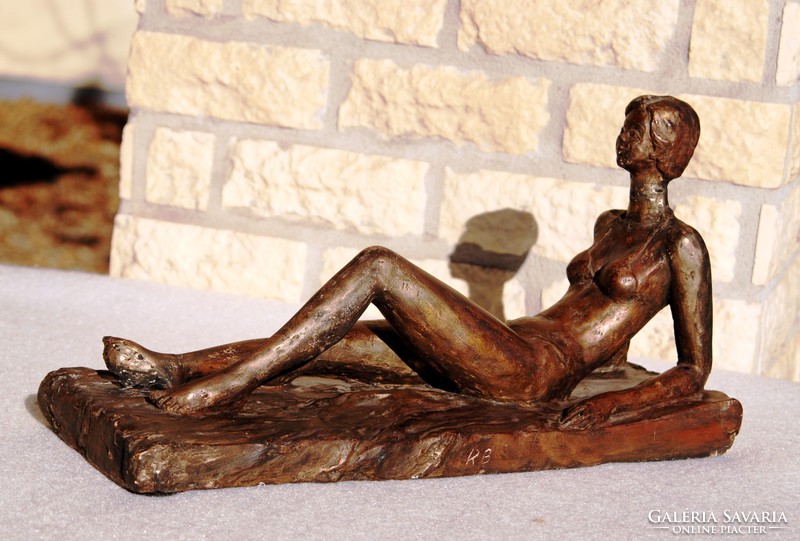 Kucs Béla (1925-1984): Bikiniben napozó lány - patinázott, egyedi gipsz szobor