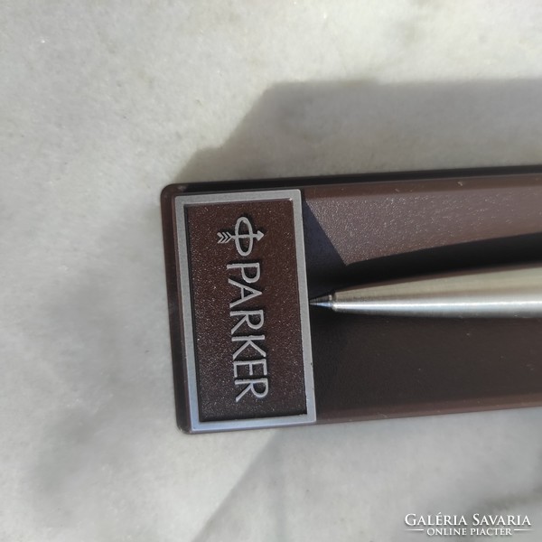 Parker toll eredeti dobozában.gyönyörű elegáns, ajàndéknak, hasznàlatra luxus toll!