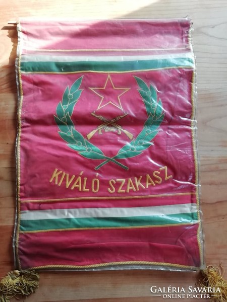 Kiváló szakasz selyem zászló védőfóliában