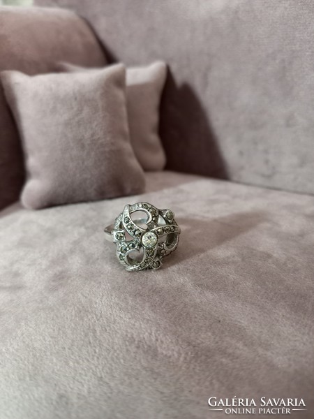 Antique silver ring with zirconia and marcasite