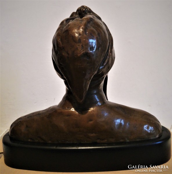 Bronze bust depicting Dante