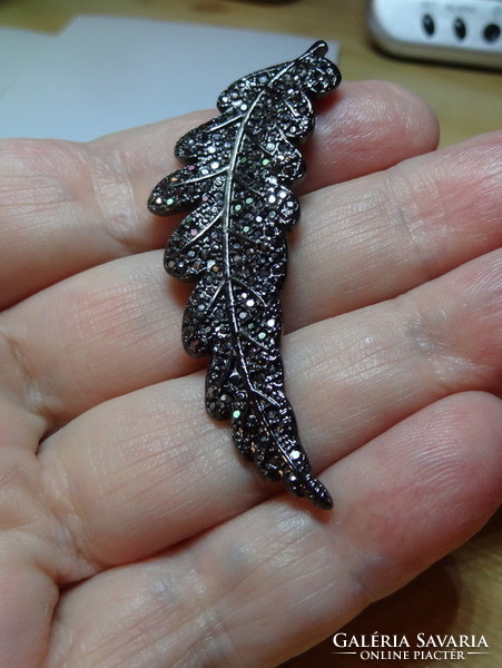 Pelgrim, brand! Fire enamel angel wings with long chain, decorated with marcasite stone.
