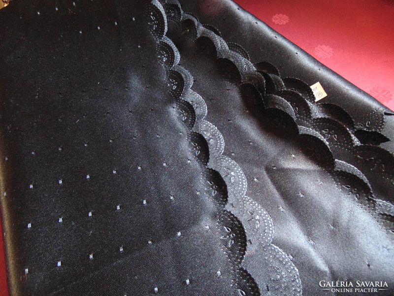 Fekete selyemdamaszt asztalterítő 130 x 160 cm téglalap