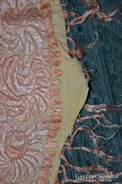 Matyó tablecloth 01 (defective)