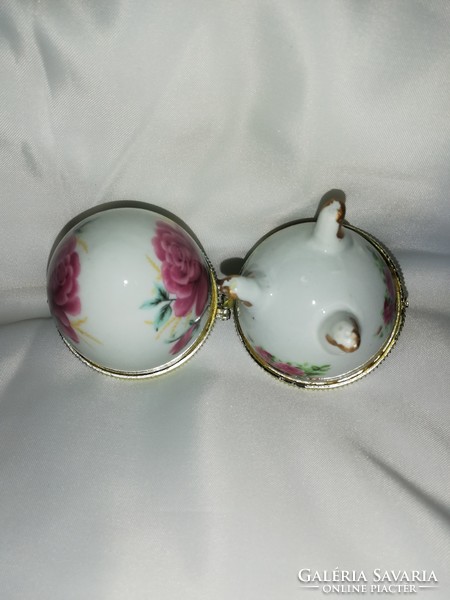 Porcelain egg jewelry holder
