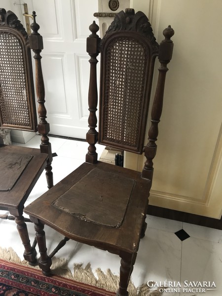 2 db 1800-as évek végi faragott eredetileg nádazott szék ,felújítást igényel.