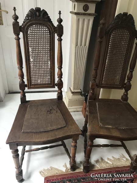 2 db 1800-as évek végi faragott eredetileg nádazott szék ,felújítást igényel.