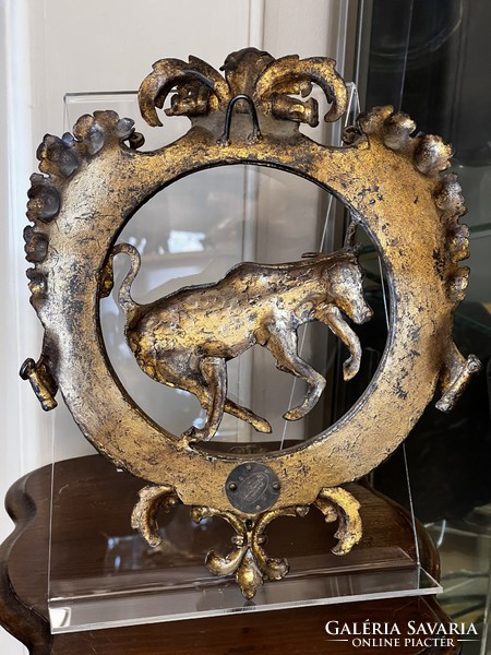 Schima bandi figural ornament