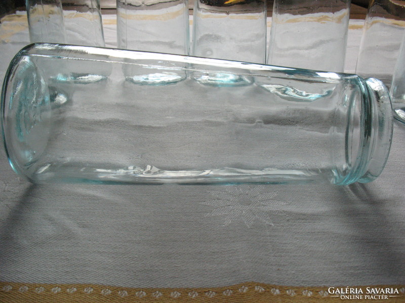 Hagyományos, felfelé keskenyedő befőttes üveg dekorációnak. 0,5 l-es, 7 + 1 db