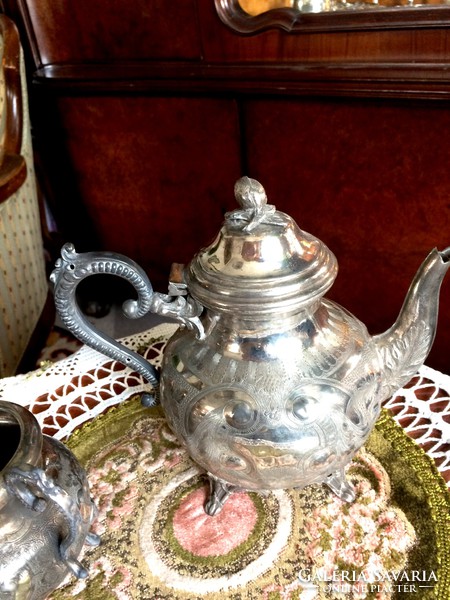 Antik, gyűjtői darabok, trébelt mintás, jelzett, ezüstözött, teás vagy kávés kanna és cukortartó