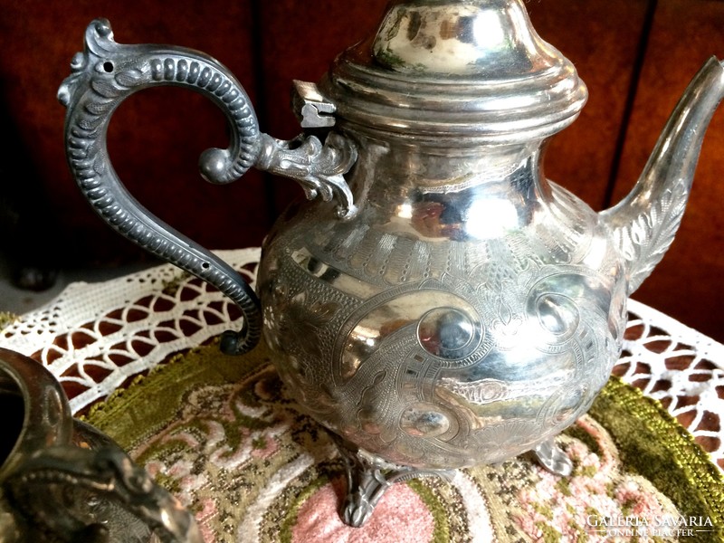 Antik, gyűjtői darabok, trébelt mintás, jelzett, ezüstözött, teás vagy kávés kanna és cukortartó