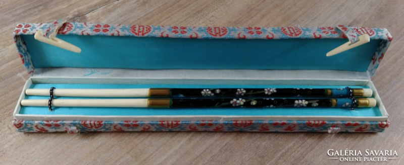 Special fire enamel compartment enamel with floral decoration Chinese porcelain? Chopsticks in a silk embroidered case