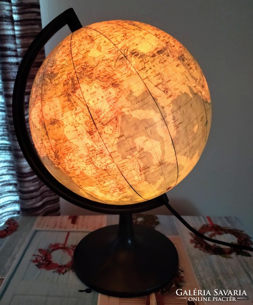 Illuminated retro globe