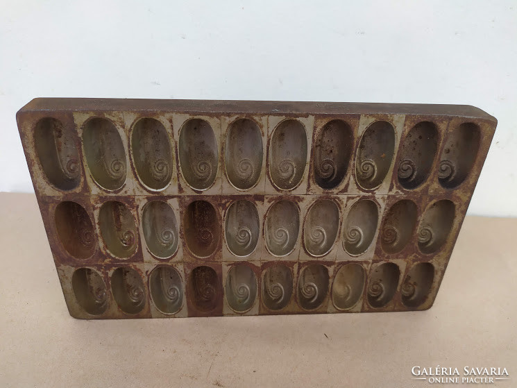 Antique chocolate chocolate candy metal mold confectioner candy maker 5037