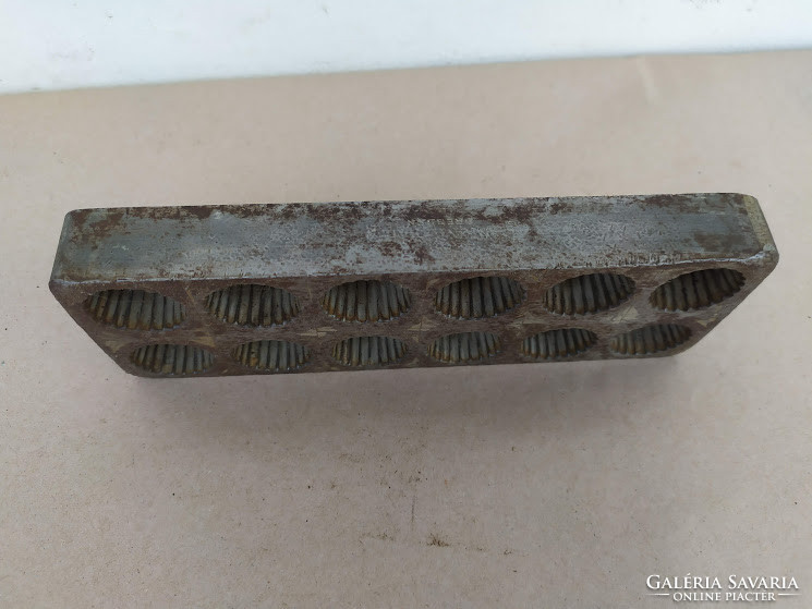 Antique chocolate chocolate candy metal mold confectioner candy maker 5036
