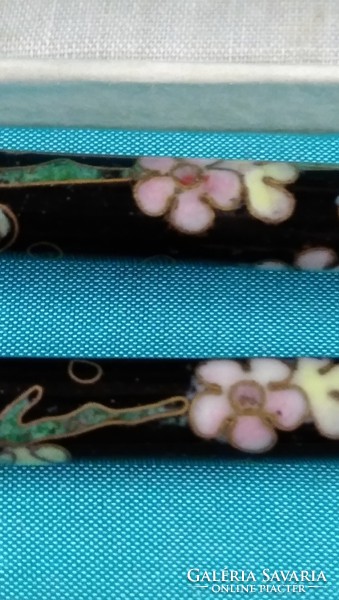 Special fire enamel compartment enamel with floral decoration Chinese porcelain? Chopsticks in a silk embroidered case