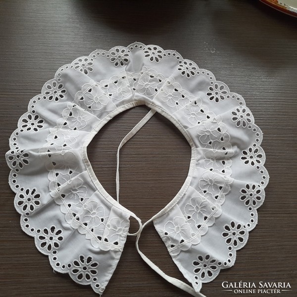 White collars 2500 .- / Pc