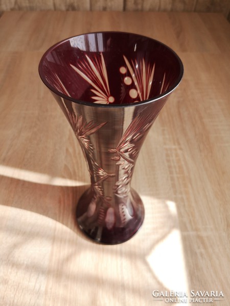 Polished patterned burgundy crystal vase with lips