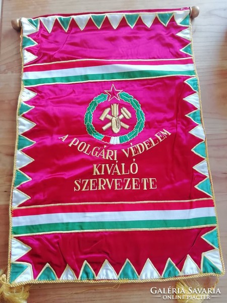 A polgári védelem kiváló szervezete selyem hímzett zászló
