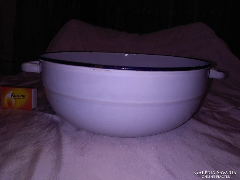 Old enameled bowl with legs marked 