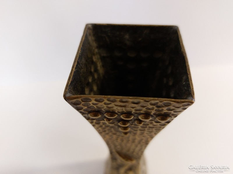 Copper trembled vase