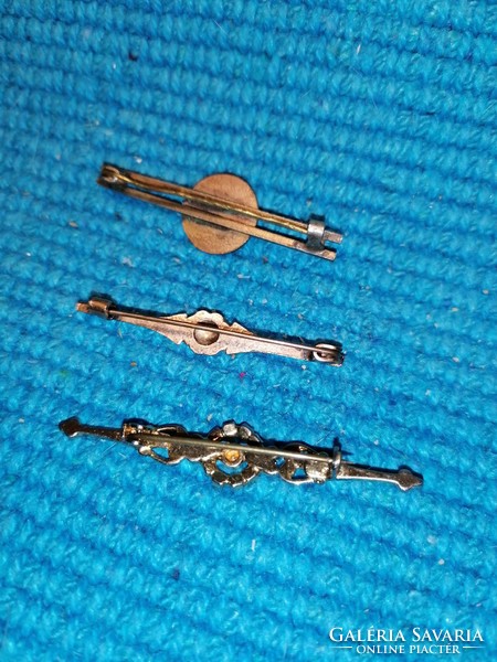 3 Tie pins, brooches (235)